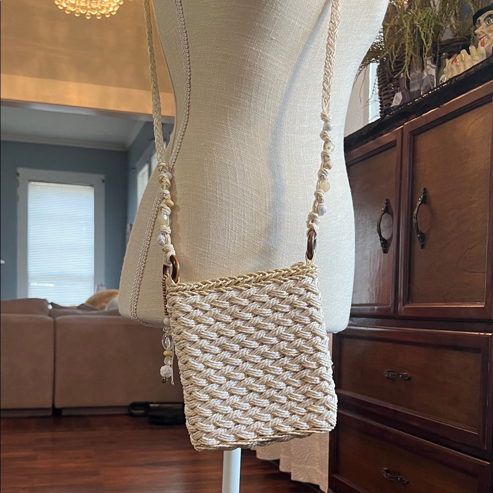 Elegant Woven Crossbody Bag in Cream